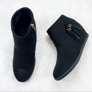 [Kenneth Cole] Classic Black Fringe Wedges